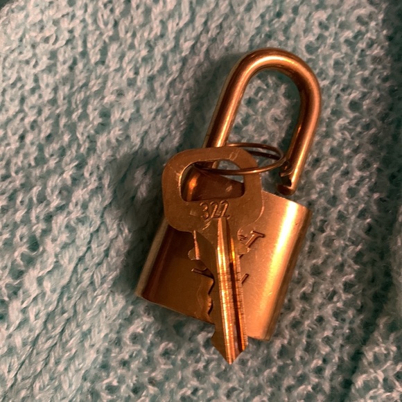 Louis Vuitton padlock with matching key 322 - Picture 2 of 4